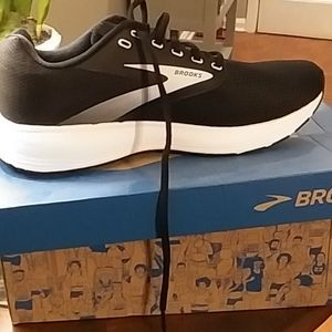 Brooks tennis shoes